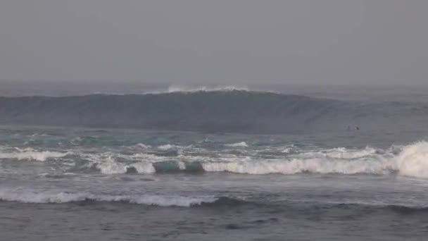 印度尼西亚 白天海上大浪 — 图库视频影像