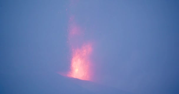 Foto Completa Volcán Vomitando Lava Caliente Magma Desde Cráter Con — Vídeos de Stock