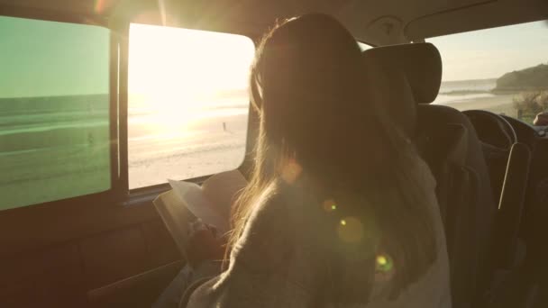 Widok Boku Spokojnej Kobiety Podróżnik Siedzi Przyczepie Zaparkowany Pobliżu Morza — Wideo stockowe