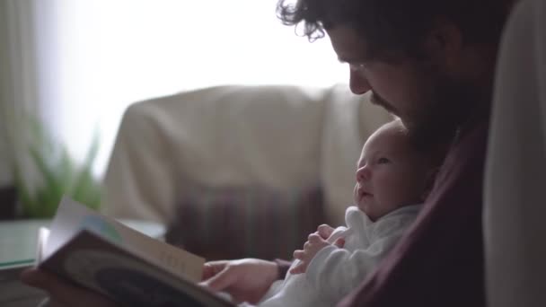 Pai Barbudo Com Adorável Criança Leitura Livro Enquanto Sentado Com — Vídeo de Stock