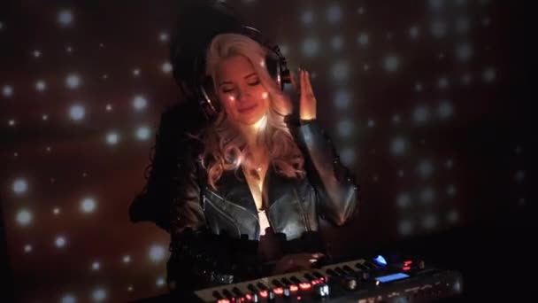 Gece Kulübünde Çalışan Havalı Kadın Ler Pikaplarda Durup Müzik Seti — Stok video