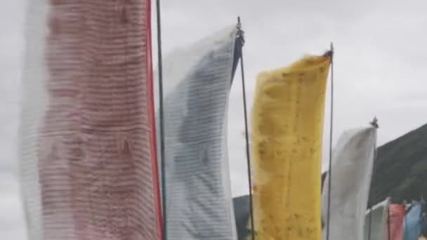 Bandiere Preghiera Con Sanscrito Scritte Fila Nel Santuario Orientale Nella — Video Stock