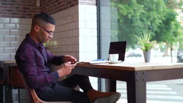 Oldalnézet Fiatal Üzletember Dolgozik Laptop Egy Étteremben — Stock videók