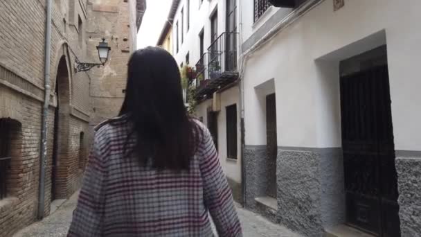 Kvinna Promenader Längs Gatorna Albaicin Spanien — Stockvideo