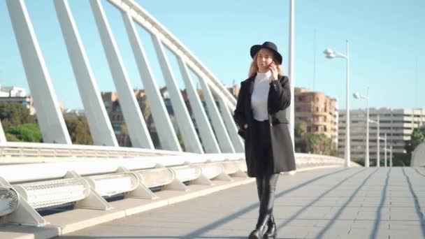 금발의 배낭과 화창한 아스팔트 다리에 전화에 이야기 — 비디오