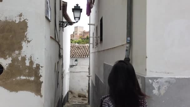 Женщина Идущая Улицам Альбайсина Испания — стоковое видео