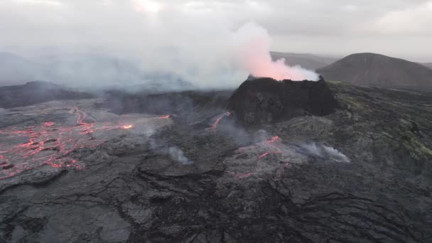 Pohled Hustý Kouř Vycházející Kráteru Aktivní Sopky Obklopený Horkou Lávou — Stock video