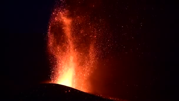 Lavă Fierbinte Magmă Turnând Din Crater Timp Noapte Erupție Vulcanică — Videoclip de stoc