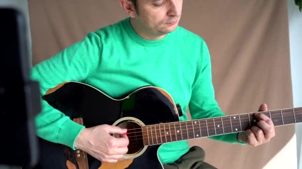 Alegre Adulto Macho Vlogger Com Guitarra Plectrum Gravação Vídeo Tutorial — Vídeo de Stock