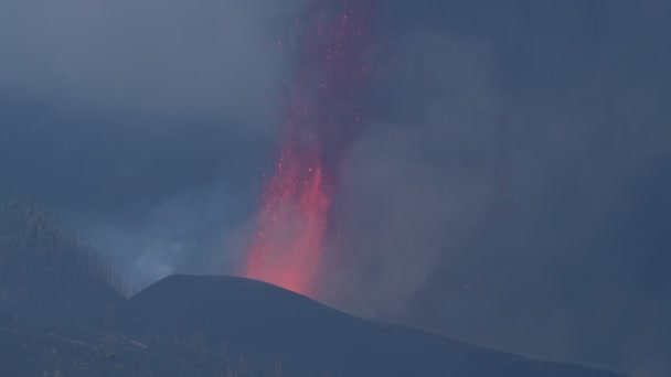 熱い溶岩とマグマが黒い煙の噴煙とともに火口から噴出する パルマ カナリア諸島のカンブル ビエハ火山噴火 スペイン 2021年 — ストック動画