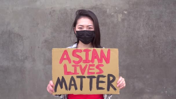 Etnische Vrouw Beschermende Masker Staan Met Aziatische Lives Matter Kartonnen — Stockvideo