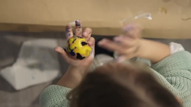 Святом Великодня Красива Дівчинка Малює Прикрашає Пасхальне Яйце — стокове відео