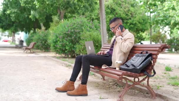 Pewny Siebie Młody Latynos Stylowym Stroju Casual Okulary Odpowiadając Telefon — Wideo stockowe