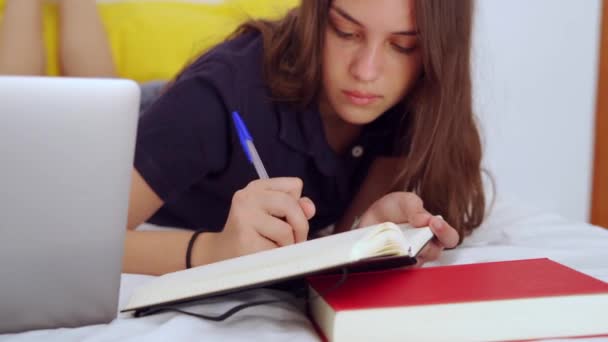 Joven Estudiante Acostada Cama Escribiendo Copybook Mientras Estudia Línea Con — Vídeos de Stock