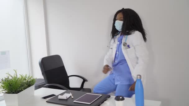 Mola Sırasında Doktor Ofisinde Covid Nin Yayılmasını Önlediği Için Tıbbi — Stok video