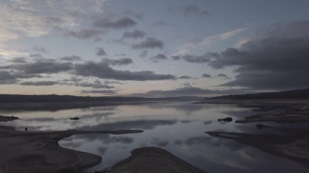 Malerischer Blick Auf Den See Unter Bewölktem Himmel Bei Sonnenuntergang — Stockvideo