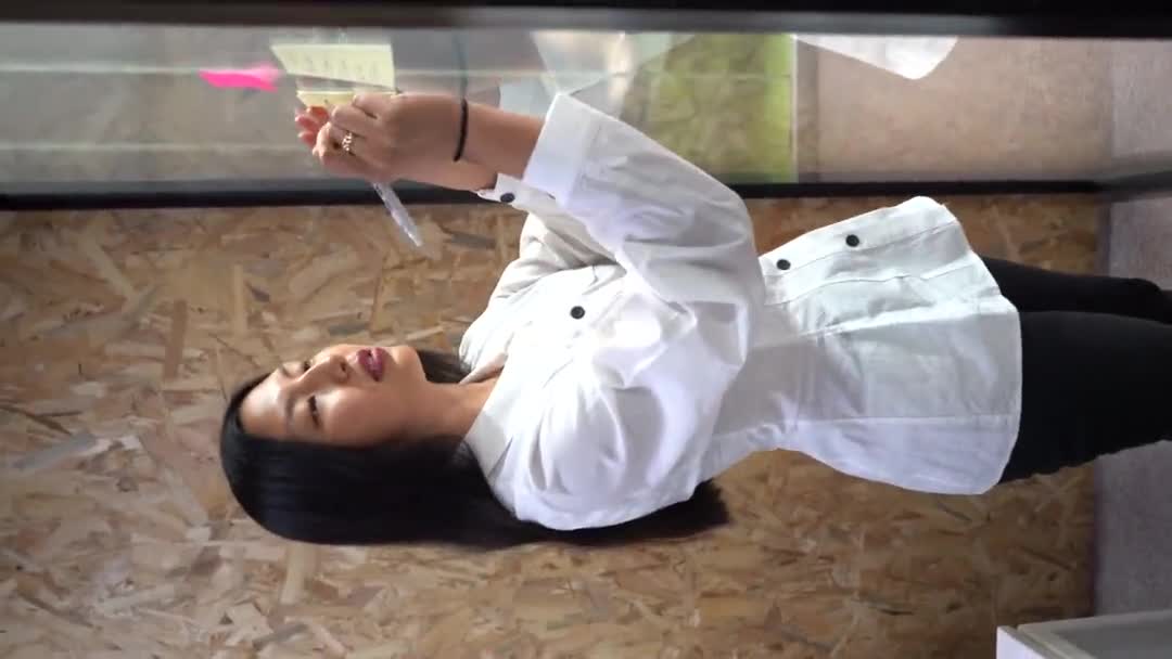 Glimlachende Aziatische Vrouwelijke Werknemer Schrijven Plakkerige Nota Glazen Muur Tijdens — Stockvideo