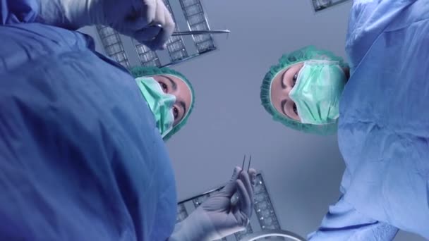 Снизу Женщины Хирурги Медицинской Форме Помощью Профессиональных Инструментов Стоя Ярким — стоковое видео