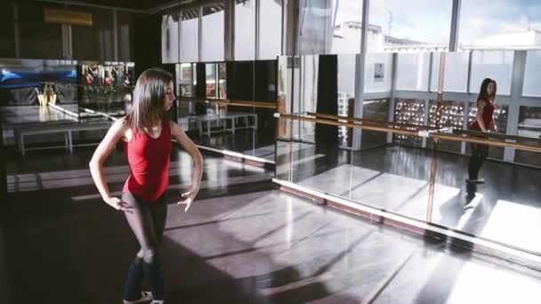 Jovem Dança Estúdio Brilhante Frente Espelho Movimento Lento Movimento Suave — Vídeo de Stock