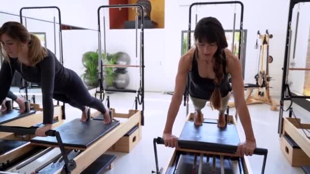 Group Females Standing Knees Pilates Reformer Doing Exercises Training — Stock Video