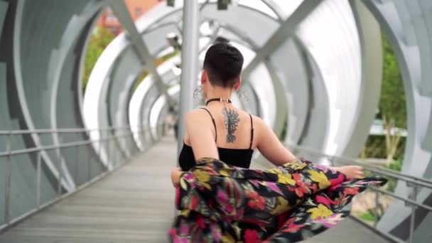 Kaunis Nuori Nainen Tatuoinnit Poseeraa Kaupungissa — kuvapankkivideo