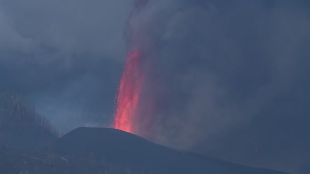 Warme Lava Magma Stromen Uit Krater Met Zwarte Rookpluimen Cumbre — Stockvideo