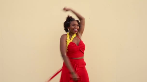 Opgewonden Afro Amerikaanse Vrouw Dansen Lachen Evenement Tegen Witte Achtergrond — Stockvideo