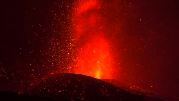 熱い溶岩とマグマの接近は 黒い煙の噴煙とともにクレーターから噴出します パルマ カナリア諸島のカンブル ビエハ火山噴火 スペイン 2021年 — ストック動画