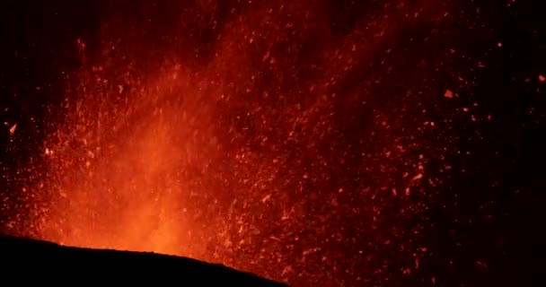 Крупный План Вулкана Извергающего Горячую Лаву Магму Кратера Черными Пятнами — стоковое видео