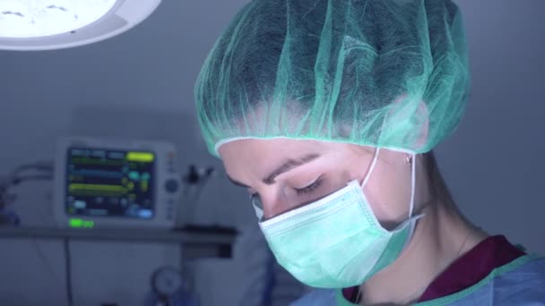 수술장에 직업적인 공구를 사용하여 제복에 여성의 — 비디오