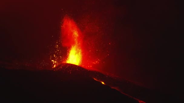 Полный Снимок Вулкана Извергающегося Горячей Лавой Магмой Кратера Черными Пятнами — стоковое видео