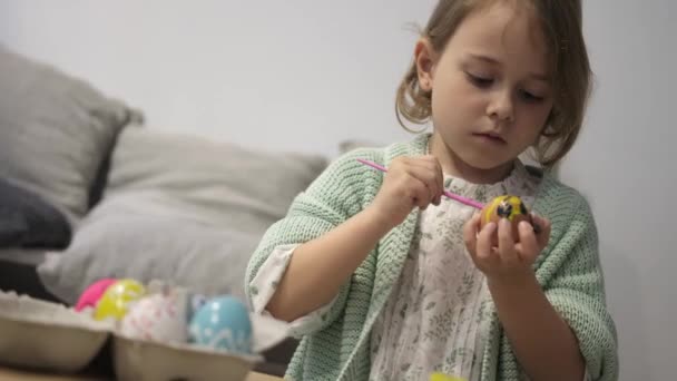Frohe Osterfeiertage Schöne Kleine Mädchen Malen Und Dekorieren Osterei — Stockvideo
