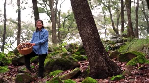 Feliz Sorrindo Micologista Feminina Sobre Pedra Musgosa Com Cogumelo Lactarius — Vídeo de Stock