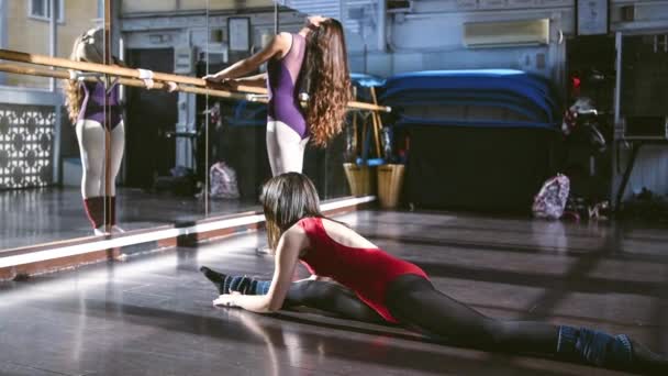 Genç Kızlar Ayna Önünde Parlak Bir Stüdyoda Dans Ediyorlar Yavaş — Stok video