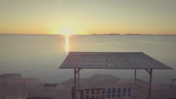 日落时的水上度假码头 免版税图库视频