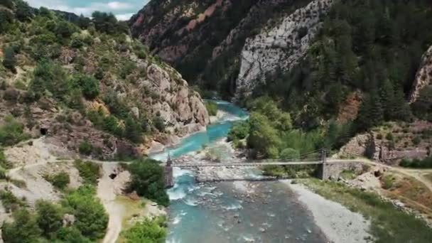 Spektakularny Widok Drona Rzekę Blue Mountain Pędzi Między Skałami Słoneczny — Wideo stockowe