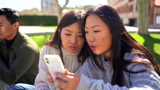 Güneşli Bir Günde Şehir Parkında Taş Korkuluklarda Otururken Akıllı Telefonlar — Stok video