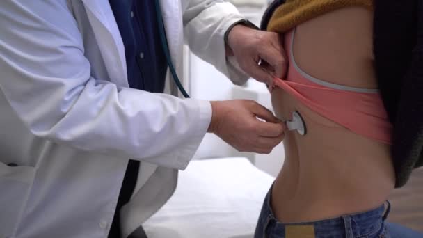 Nízký Úhel Anonymního Lékařského Vyšetření Plic Pacienta Stetoskopem Během Vyšetření — Stock video
