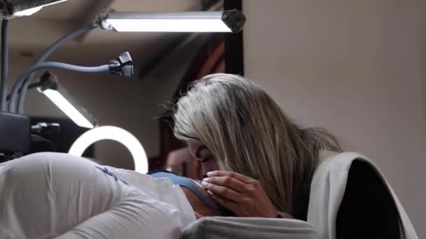 Cosmetologist Applying Fake Eyelashes Extension Eye Client Wearing Protective Face — Stock Video