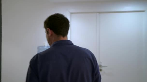 Ofiste Koridorda Yürüyen Yazıcıdaki Kağıt Sözleşmesini Tarayan Erkek Işçinin Görüntüsü — Stok video