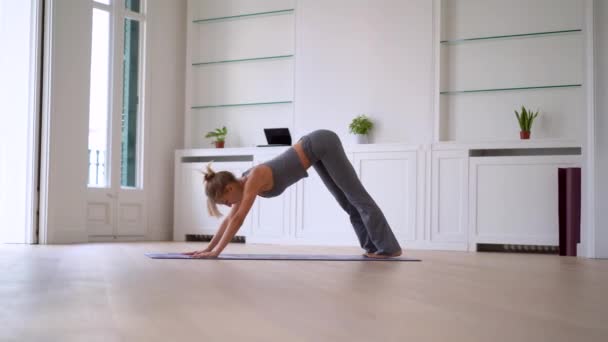 Vista Lateral Delgada Hembra Haciendo Yoga Sobre Estera Habitación Espaciosa — Vídeos de Stock
