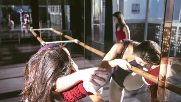 Les Jeunes Filles Dansent Dans Studio Lumineux Devant Miroir Mouvement — Video