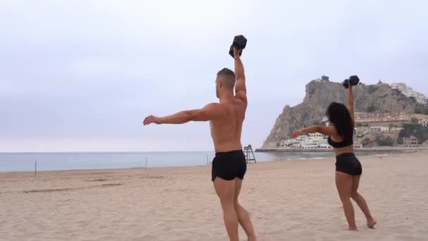 Visão Traseira Atletas Multiétnicos Musculares Que Exercitam Com Halteres Enquanto — Vídeo de Stock