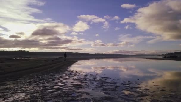 Malerischer Blick Auf Den See Unter Bewölktem Himmel Bei Sonnenuntergang — Stockvideo