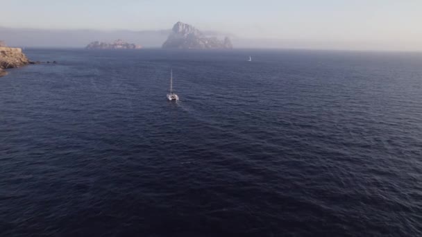 Cima Espetacular Vista Drone Barco Motor Flutuando Rápido Mar Azul — Vídeo de Stock