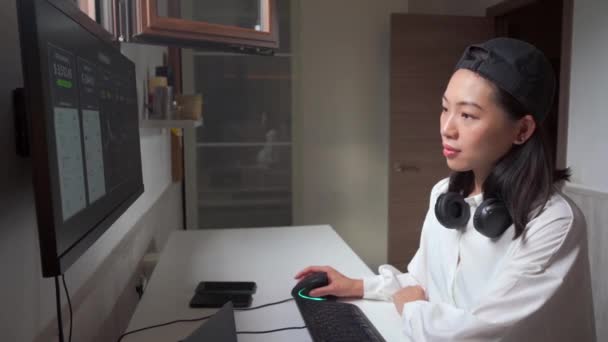 Geconcentreerde Aziatische Vrouw Werken Computer Met Grafieken Tonen Dynamiek Van — Stockvideo