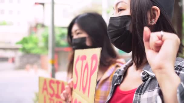 Etnische Vrouwen Maskers Met Posters Die Protesteren Tegen Racisme Straten — Stockvideo