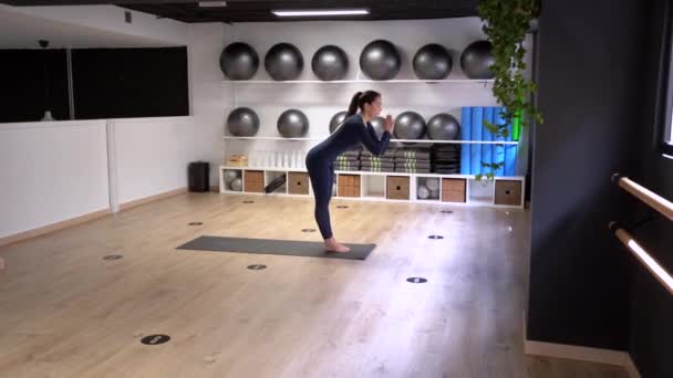 Belle Jeune Femme Travaillant Intérieur Faisant Exercice Yoga Dans Chambre — Video