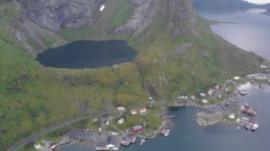 Kıyı kasabasının havadan görünüşü