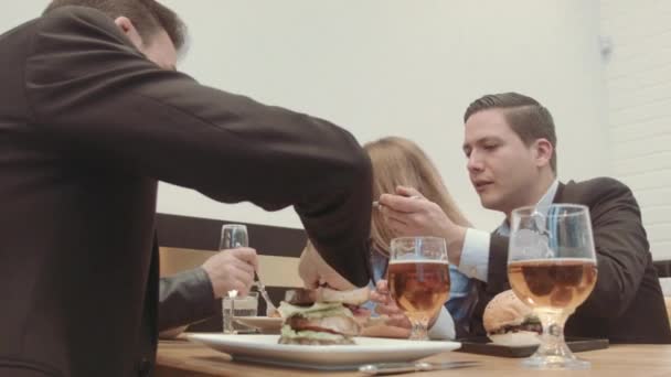 Amigos Felizes Sentados Café Hambúrguer — Vídeo de Stock